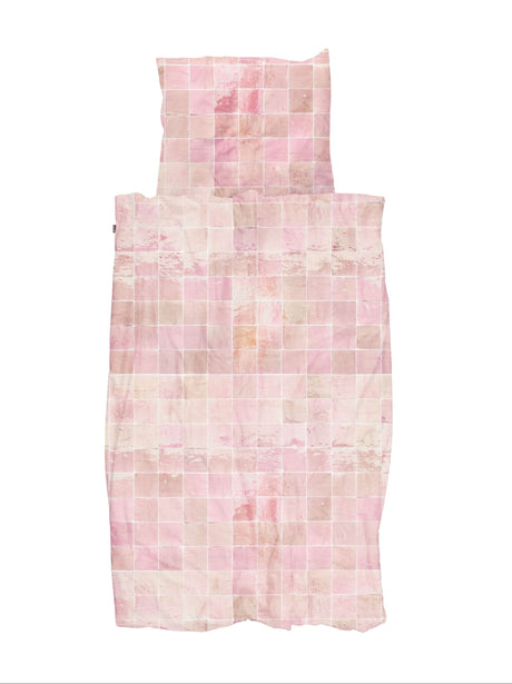 Dekbedovertrek Vintage Rose Tiles met bijpassende kussensloop en een tegelpatroon in zachte roze tinten.