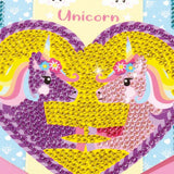 Detail van een vlaggetje met twee eenhoorns in een geel hart, versierd met paarse, roze en gele strassteentjes.