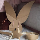 DIY-feeënset van bruin karton met vleugels, een stervormige toverstaf en een tiara.