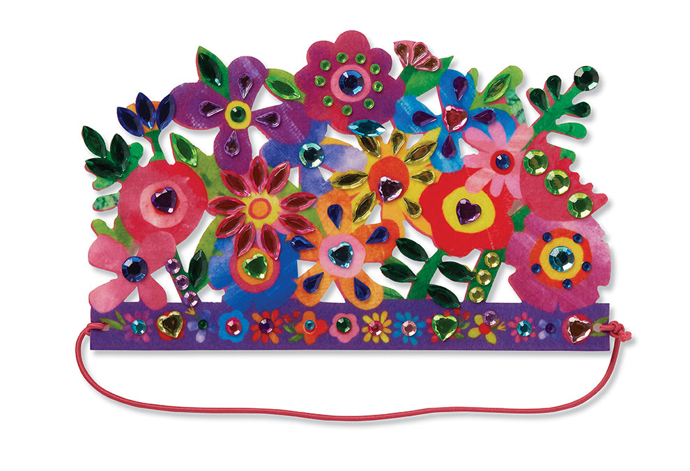 Vilten kroon met kleurrijke bloemen, decoratieve steentjes en een roze elastische band