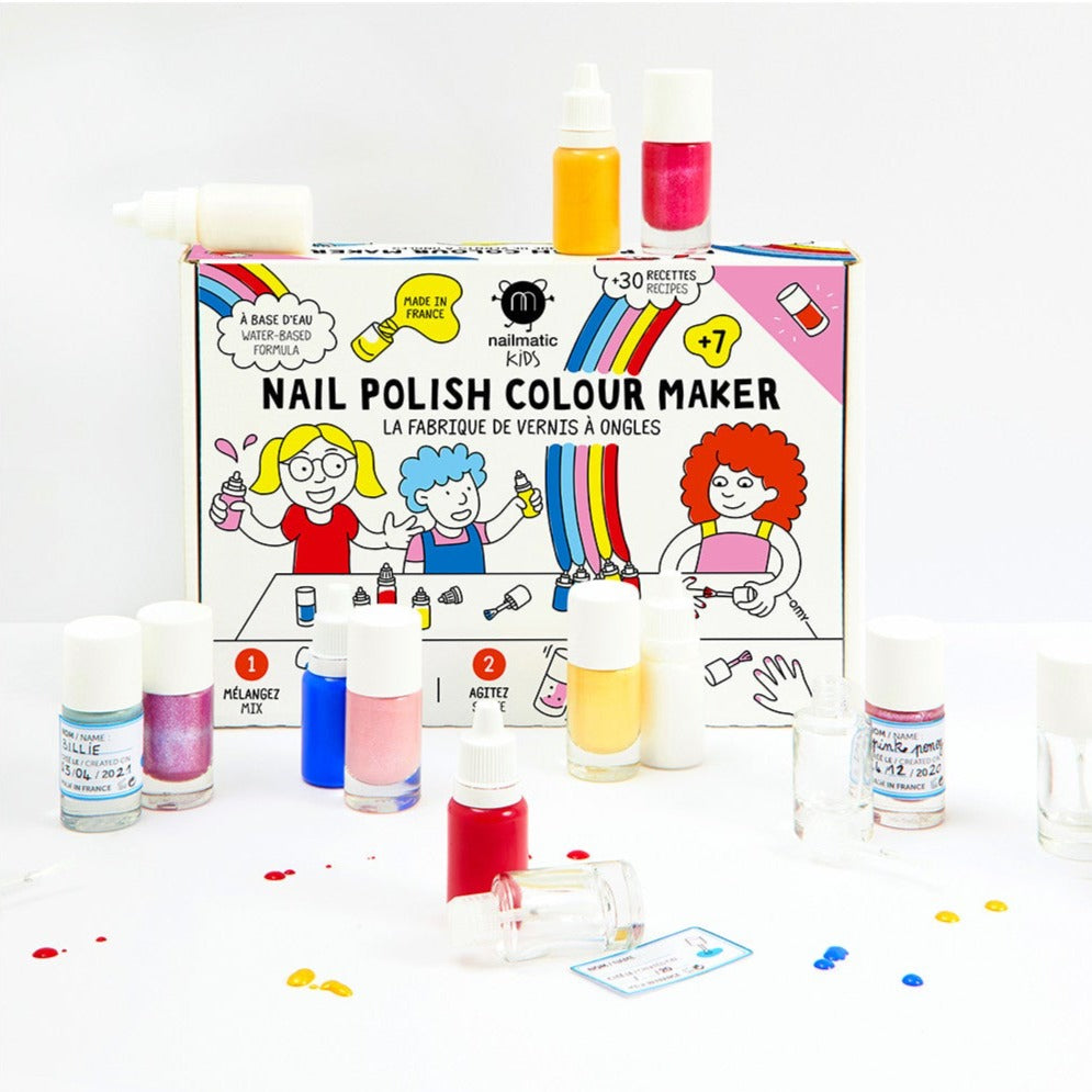 Nailmatic DIY-nagellakset met mengflesjes en roze, gele en blauwe nagellak op een witte achtergrond.