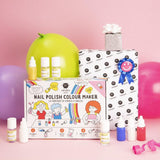 Nailmatic DIY-nagellakset met flesjes, ingepakte cadeaus en ballonnen op een roze achtergrond.