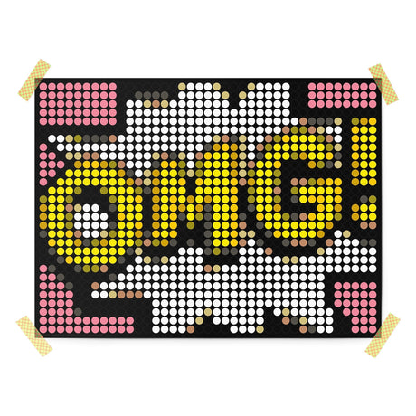 Dot On omg poster met gele letters, witte stippen en roze hoeken op een zwarte achtergrond