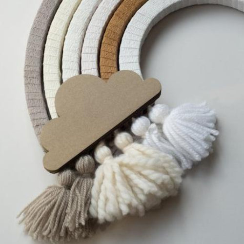 Detail van DIY regenboog Nude met een kartonnen wolk en kwastjes in taupe, crème en wit.