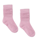 Paar roze Dream Socks Pink sokken van Mama's Feet met structuurpatroon aan de enkels op een witte achtergrond.