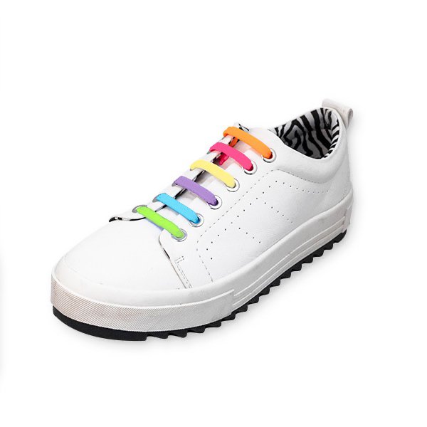 Witte sneaker met elastische veters in regenboogkleuren, zwarte profielzool en zebraprint aan de binnenkant