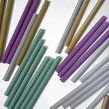 Losse Sparkle-spaakreflectoren in paars, groen, goudkleur en zilverkleur op een witte ondergrond.