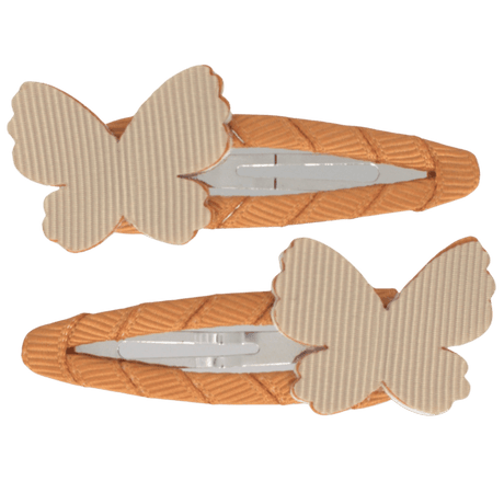 Twee oranje haarspeldjes met beige vlinders.