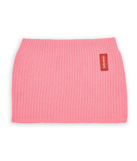 Roze gebreide Cocoon Pink nekwarmer van Hello Hossy met rood merklabel op een witte achtergrond.