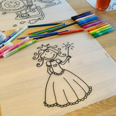 Herkleurbare placemat Harten Prinses op tafel, met een prinses met toverstaf en kleurpotloden en viltstiften eromheen