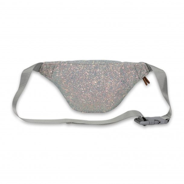 Achterkant van een zilveren glitterheuptasje met brede grijze riem en kliksluiting.