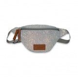 Voorkant van een zilveren glitterheuptasje met ritssluiting, bruine ritstrekkers en een bruin logolabel.