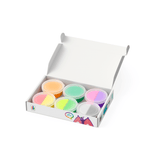 Hey Clay Pack 6 Dino in een open doos met zes potjes klei in verschillende kleuren.