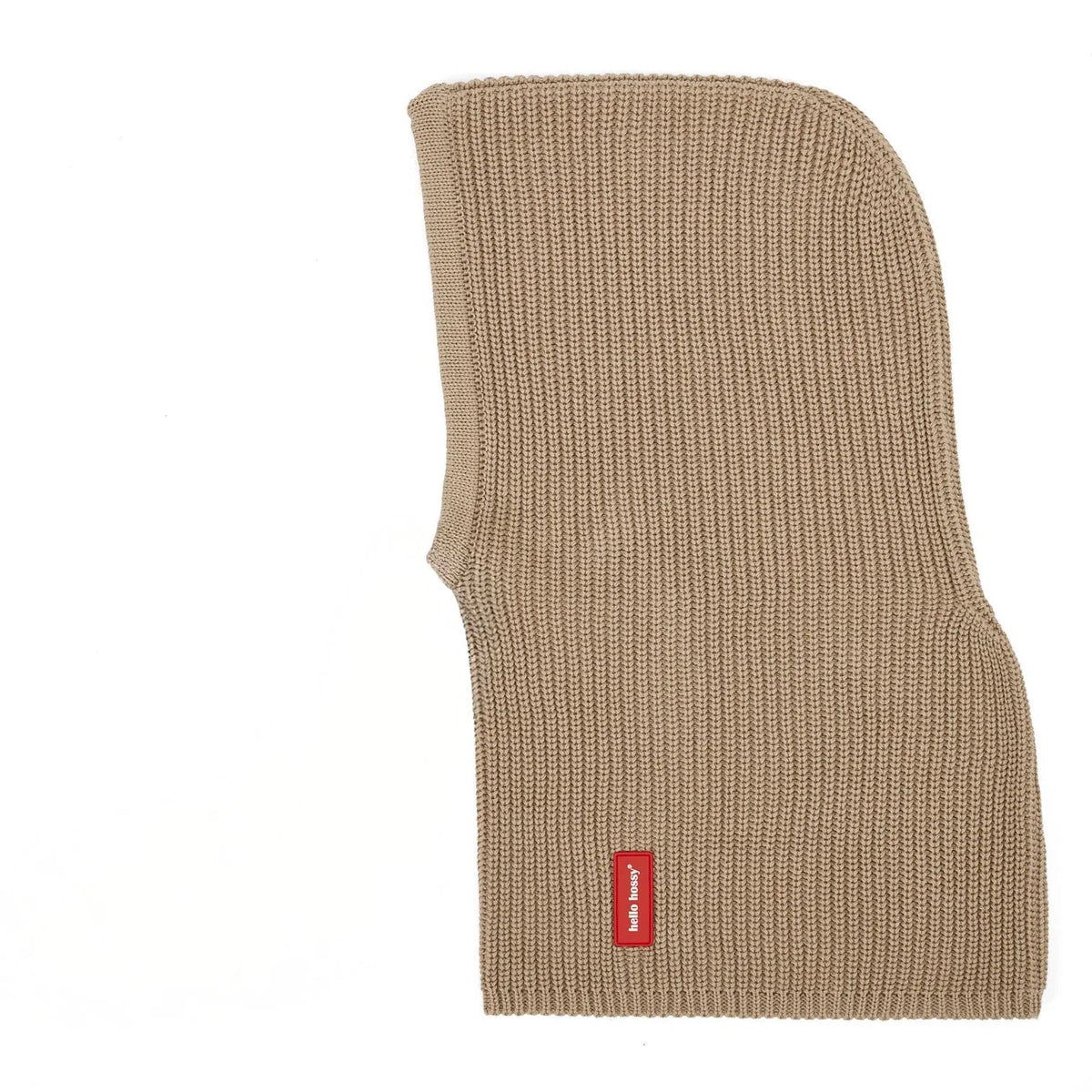 Beige gebreide Hoody Latte van Hello Hossy in zijaanzicht, met lang halsstuk en rood label.