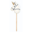 Hoppy Horse Unicorn stokpaard met witte eenhoornkop, goudkleurige hoorn, grijs halster en houten stok.