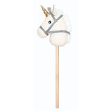 Hoppy Horse Unicorn stokpaard met witte eenhoornkop, goudkleurige hoorn, grijs halster en houten stok.