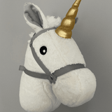 Witte eenhoornkop van het Hoppy Horse Unicorn stokpaard met goudkleurige hoorn en grijs halster, schuin van voren.