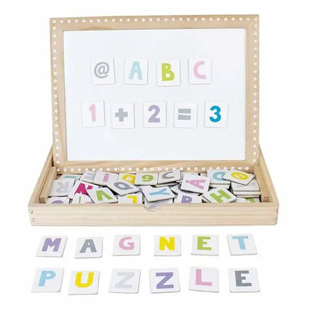 Houten cijfers- en lettersmagneetpuzzel met rechtopstaand bord, gekleurde magneten en het woord ‘magnetpuzzle’ ervoor.