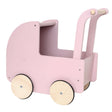 Roze houten poppenwagen met naturel houten wielen en een hoge duwstang, tegen een witte achtergrond.