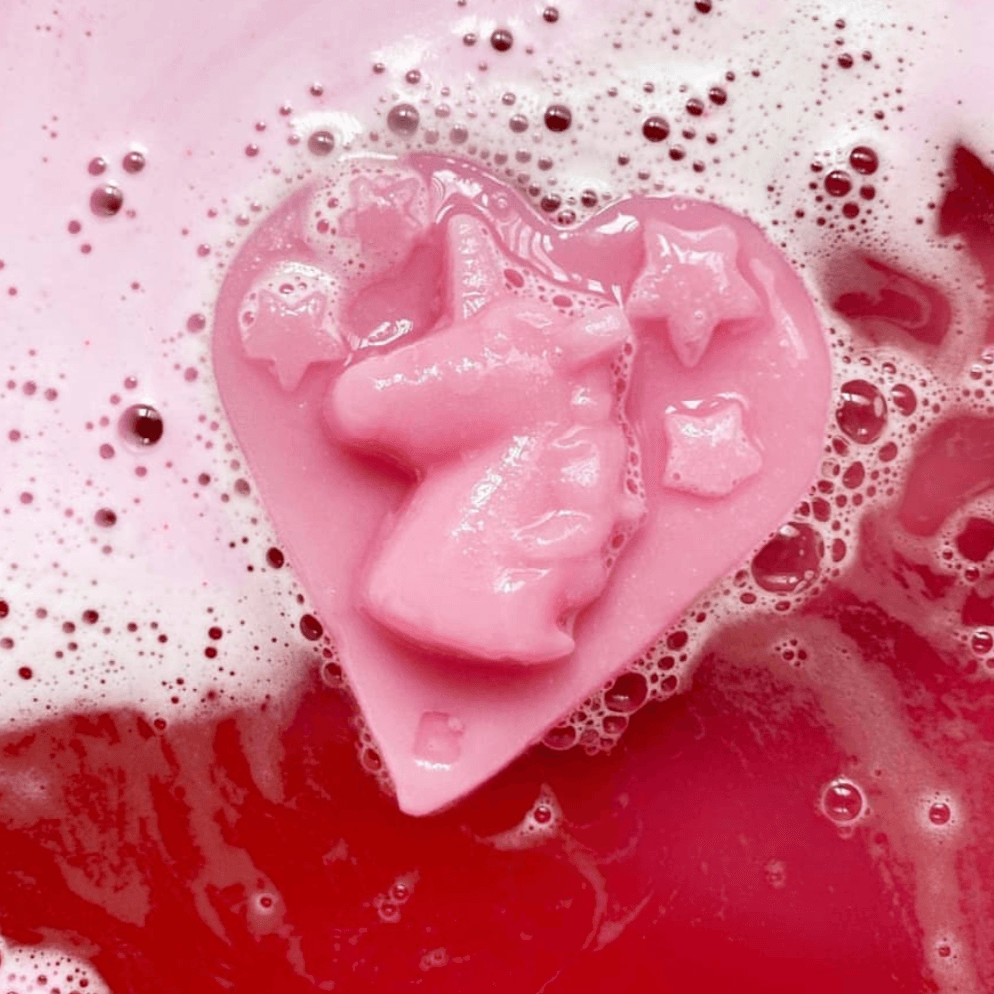 Roze hartvormige I Heart My Unicorn zeep met een eenhoorn en sterren in roze water met schuim.