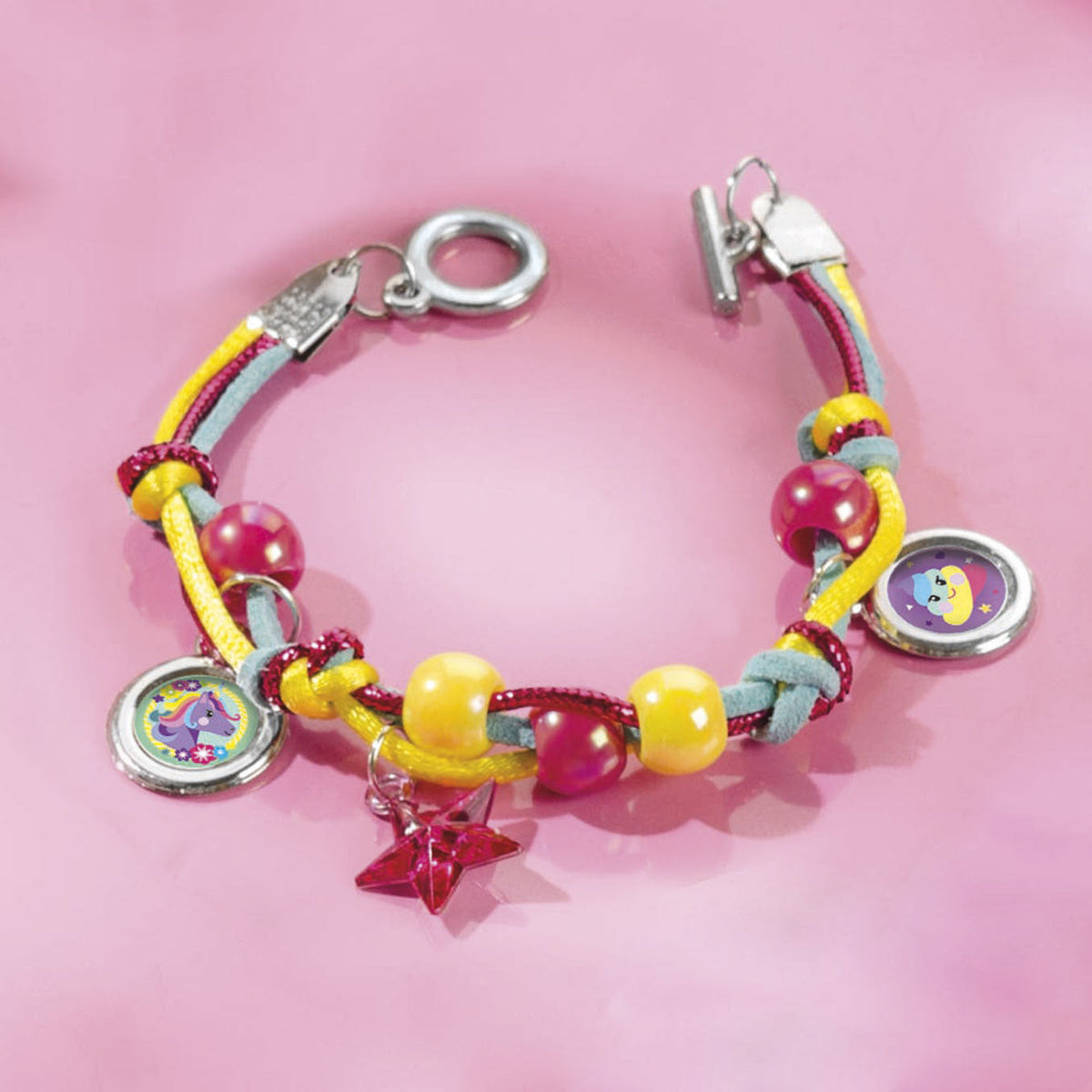 Armbandje van de Unicorn juwelenset met kleurrijke koordjes, kralen, ronde eenhoornbedels en een roze sterbedel.