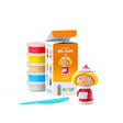 Hey Clay kerstvrouw in rood-witte outfit met gele haren, naast de verpakking, vijf potjes klei en boetseergereedschap.