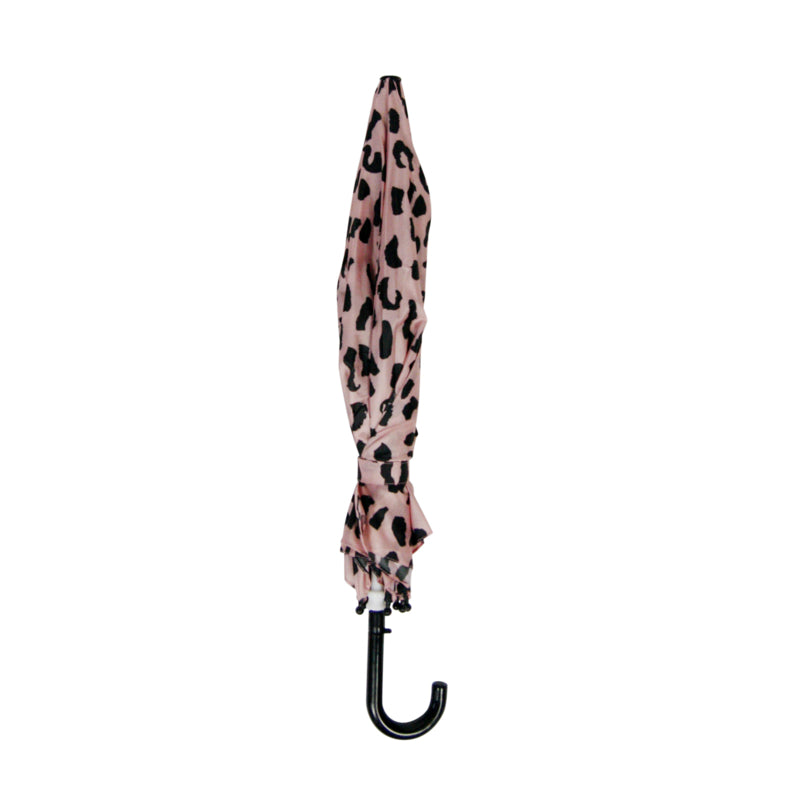 Gesloten roze kinderparaplu Pink Leopard met zwarte luipaardprint en zwart gebogen handvat