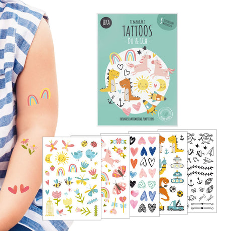 Kindertattoos Jij & Ik met regenbogen, bloemen en hartjes op een kinderarm, naast de verpakking en vijf vellen.