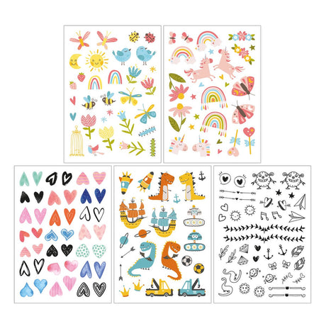 Vijf vellen kindertattoos Jij & Ik met kleurrijke hartjes, eenhoorns, dinosaurussen, bloemen en zwarte tekeningen.