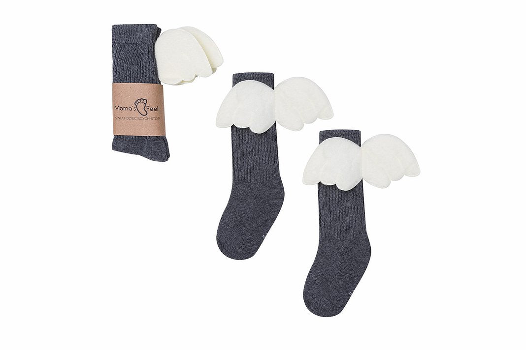 Donkergrijze kniekousen Graphite Angles van Mama's Feet met witte vleugeltjes, los en opgerold met wikkel.