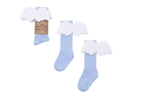 Lichtblauwe kniekousen van Mama's Feet met witte vleugeltjes, los en met verpakking op een witte achtergrond.