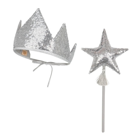 Zilveren kroon met pailletten en striklint naast een stervormige toverstok met kwastje.