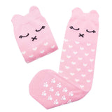 Detail van roze Lilly a Pinky Kitty kniekousen met kattengezichtjes, witte hartjes en pootafdrukken op de zool.
