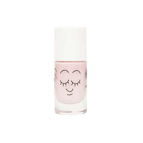 Lichtroze nagellak in een doorzichtig flesje met witte dop en een getekend gezichtje met gesloten ogen.