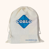 Crèmekleurige opbergzak met trekkoord en blauw Coblo-logo voor magnetische bouwblokken