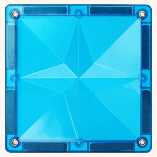 Blauw vierkant magnetisch bouwblok met doorschijnend facetpatroon en zichtbare magneten langs de randen