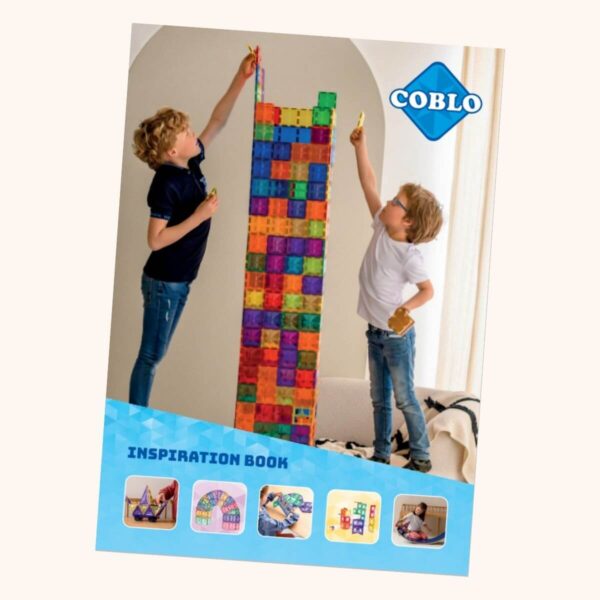 Coblo-inspiratieboekje met op de cover twee kinderen naast een hoge, kleurrijke muur van magnetische bouwblokken.