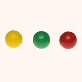 Drie balletjes voor de Coblo knikkerbaan in geel, groen en rood, naast elkaar.