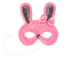 Roze konijnenmasker met pailletten, lange oren met donkere details, een roze strik en wit elastiek.