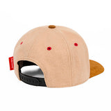 Achterkant van de beige Melton Creamy pet met zwarte verstelbare sluiting en rode ventilatiegaatjes.