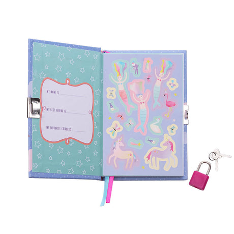 Opengeslagen Fantasy-dagboek met invulvak, stickervel met sprookjesfiguren en los roze hangslot met sleutels