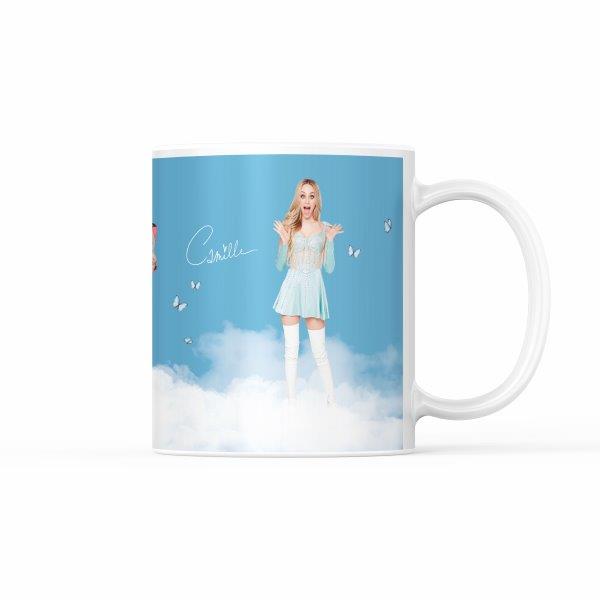 Witte Camille-mok met blauw decor, Camille in een lichtblauwe outfit, witte wolken en vlinders.