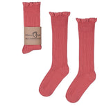 Koraalkleurige Mono Baby kniekousen van Mama's Feet met ribstructuur en kanten randje, los en in verpakking.
