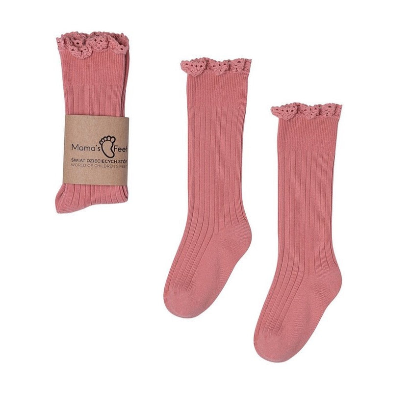 Mama's Feet Mono Baby kniekousen in oudroze met ribstructuur en kanten rand, los en met papieren wikkel.