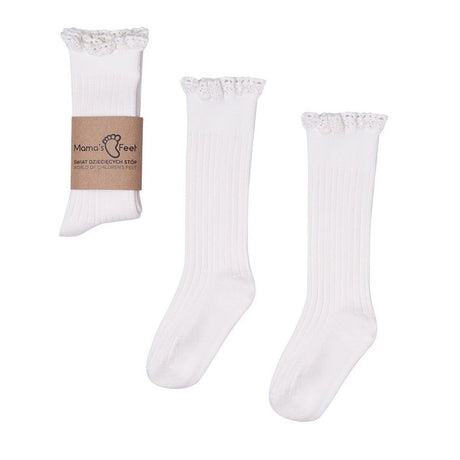 Witte Mono Baby kniekousen van Mama's Feet met ribstructuur en kanten randje, los en met papieren wikkel.