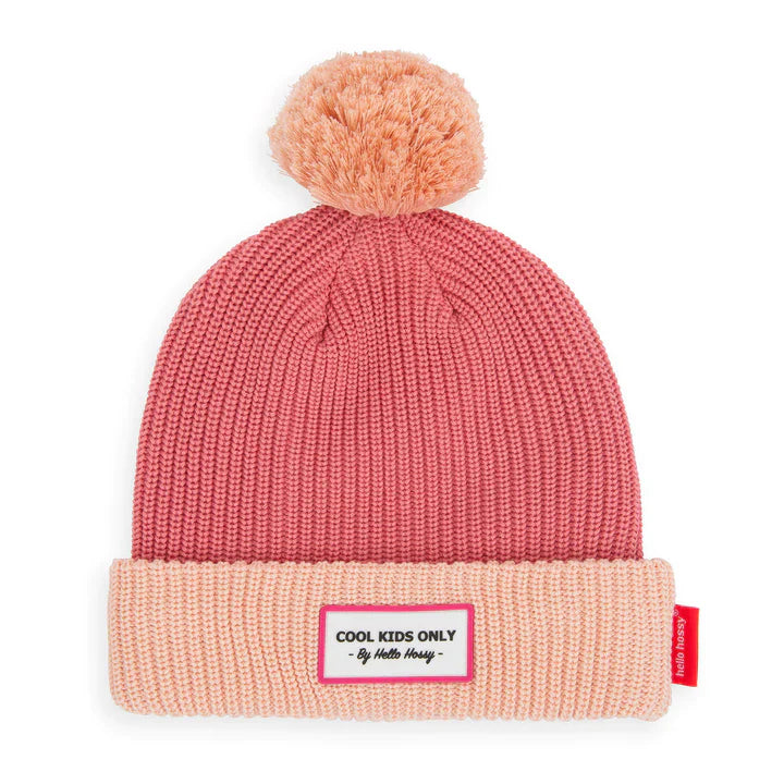 Hello Hossy Block Blush muts in roze met lichtroze omslag, pompon en label op de voorkant.