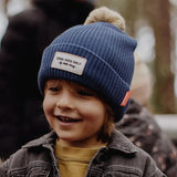 muts block night hello hossy kindermuts blauw donkerblauw met beige pompom