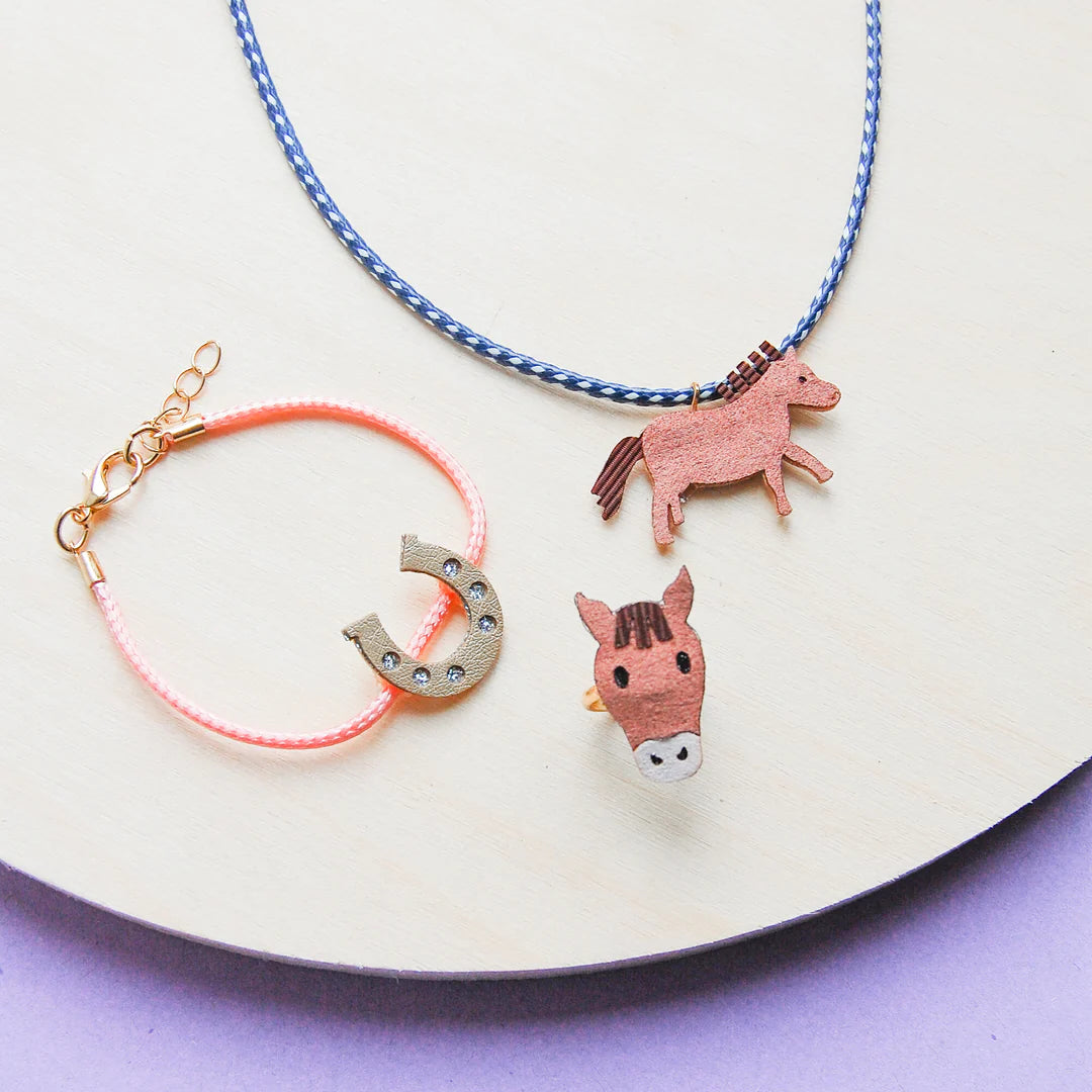 Paardenjuwelenset met blauw-witte ketting met paardje, roze armband met glinsterend hoefijzer en paardenring.