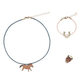 Paardenjuwelenset met ketting, roze hoefijzerarmband en ring met paardenhoofd op een witte achtergrond.