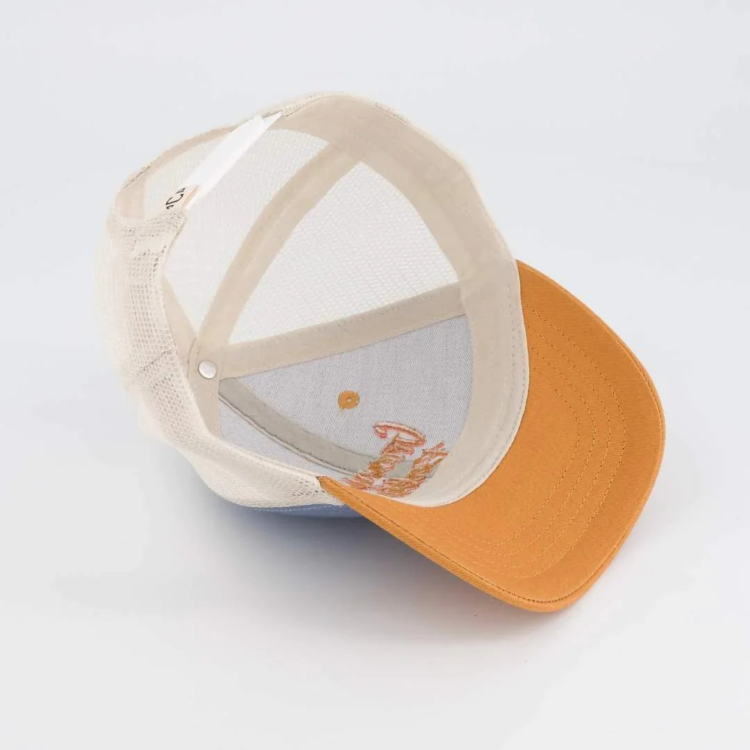 Binnenkant van de pet Groovy Baby met ecru mesh en de onderzijde van de mosterdkleurige klep.